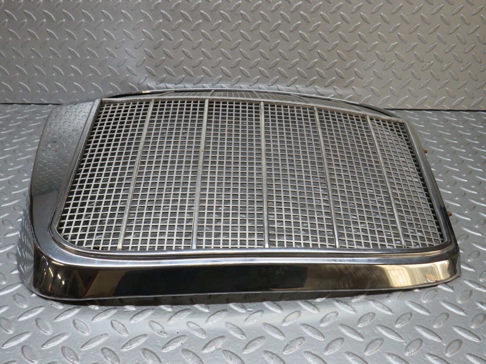 40343 Mercedes-Benz W110 230 Bonnet Grill Chrome
