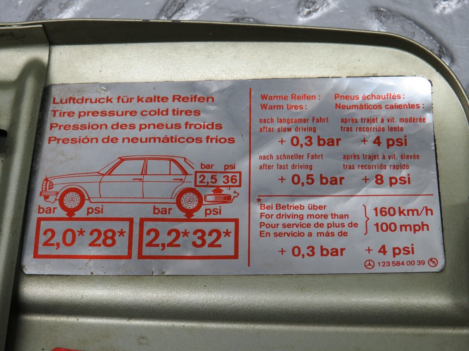 0565 Mercedes-Benz W123 230E Fuel Tank Flap Cap 1235840039