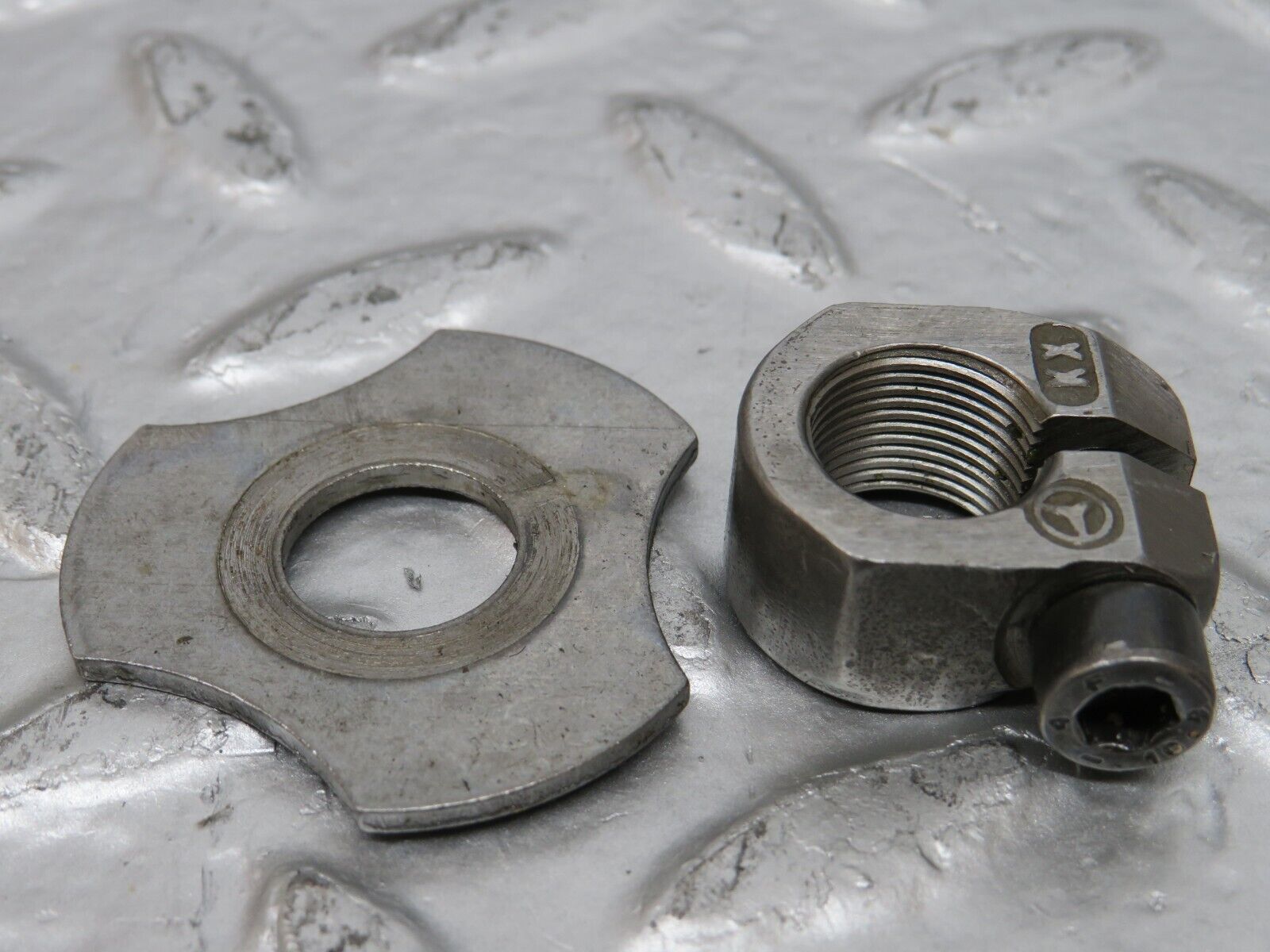 25654 Mercedes-Benz W124 280E Wheel Hub Locking Cap