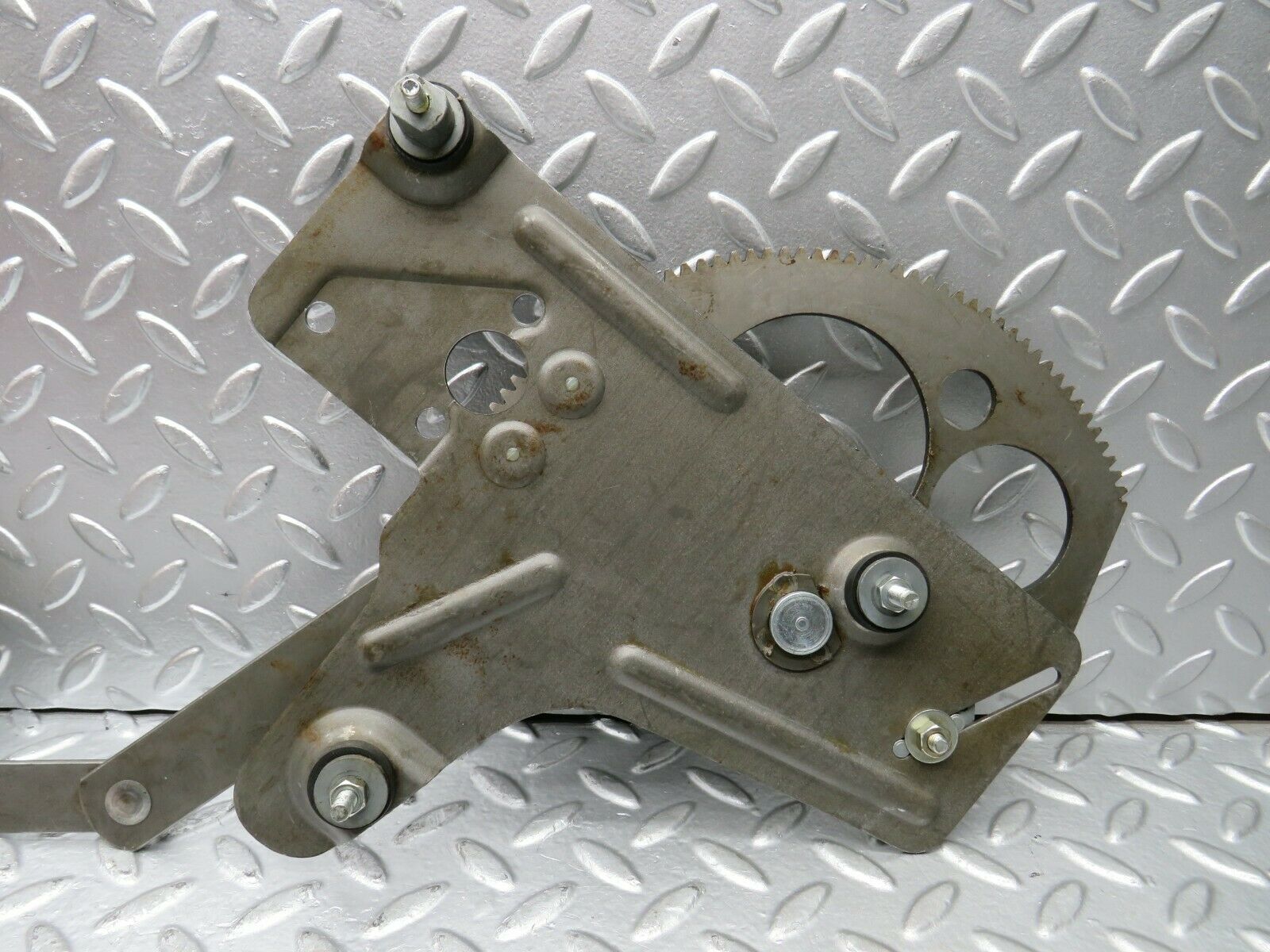 22892 Mercedes-Benz C107 450SLC Rear Right Power Window Regulator 1076701003