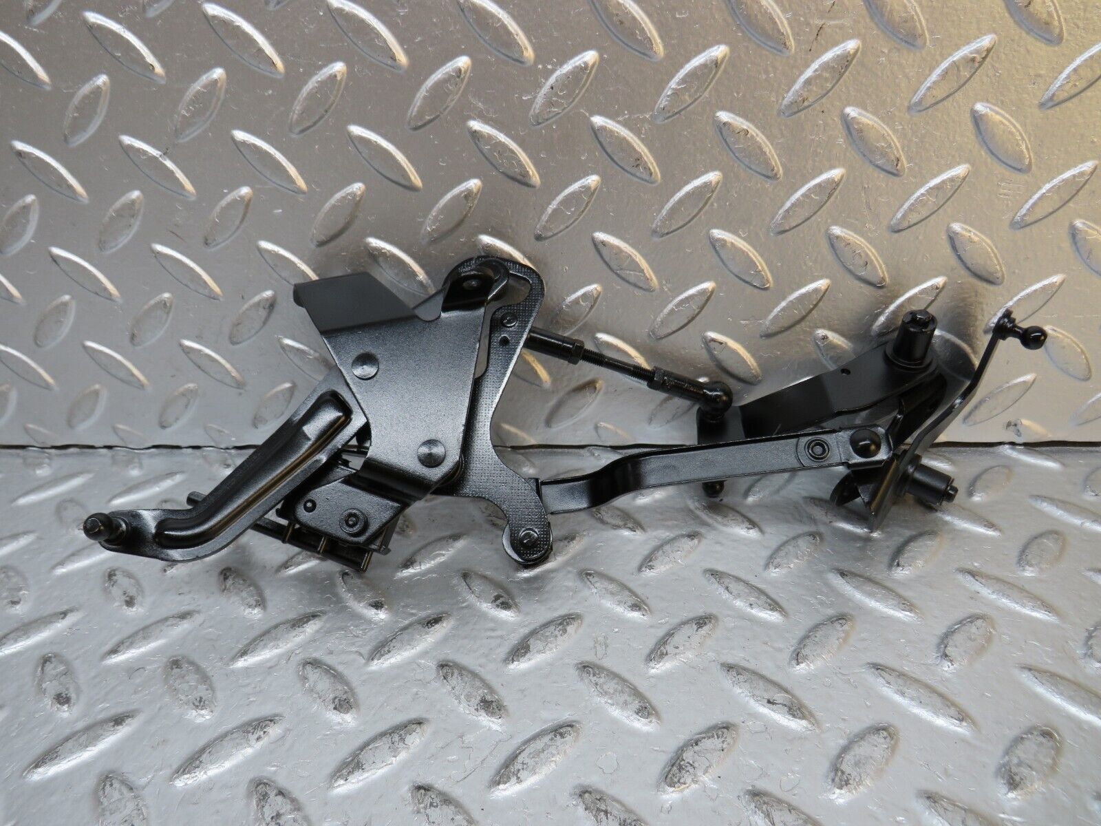 29919 Mercedes-Benz W123 230E Throttle Linkage