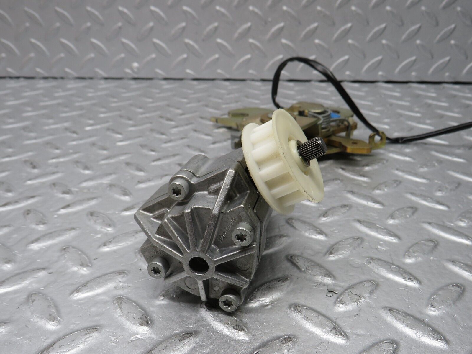 36846 Mercedes-Benz R129 300SL-24 Front Left Seat Recline Mechanism 1299101161