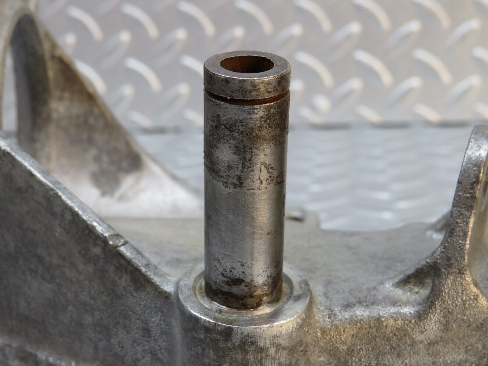 32263 Mercedes-Benz C107 350SLC Coupe Coupe Brake Pedal Bracket 1072940901