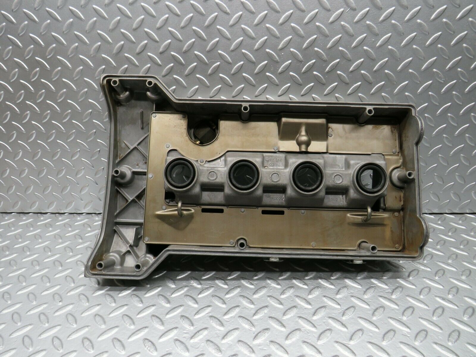 22500 Mercedes-Benz C124 E220 Coupe Cylinder Head Valve Cover 1110100330