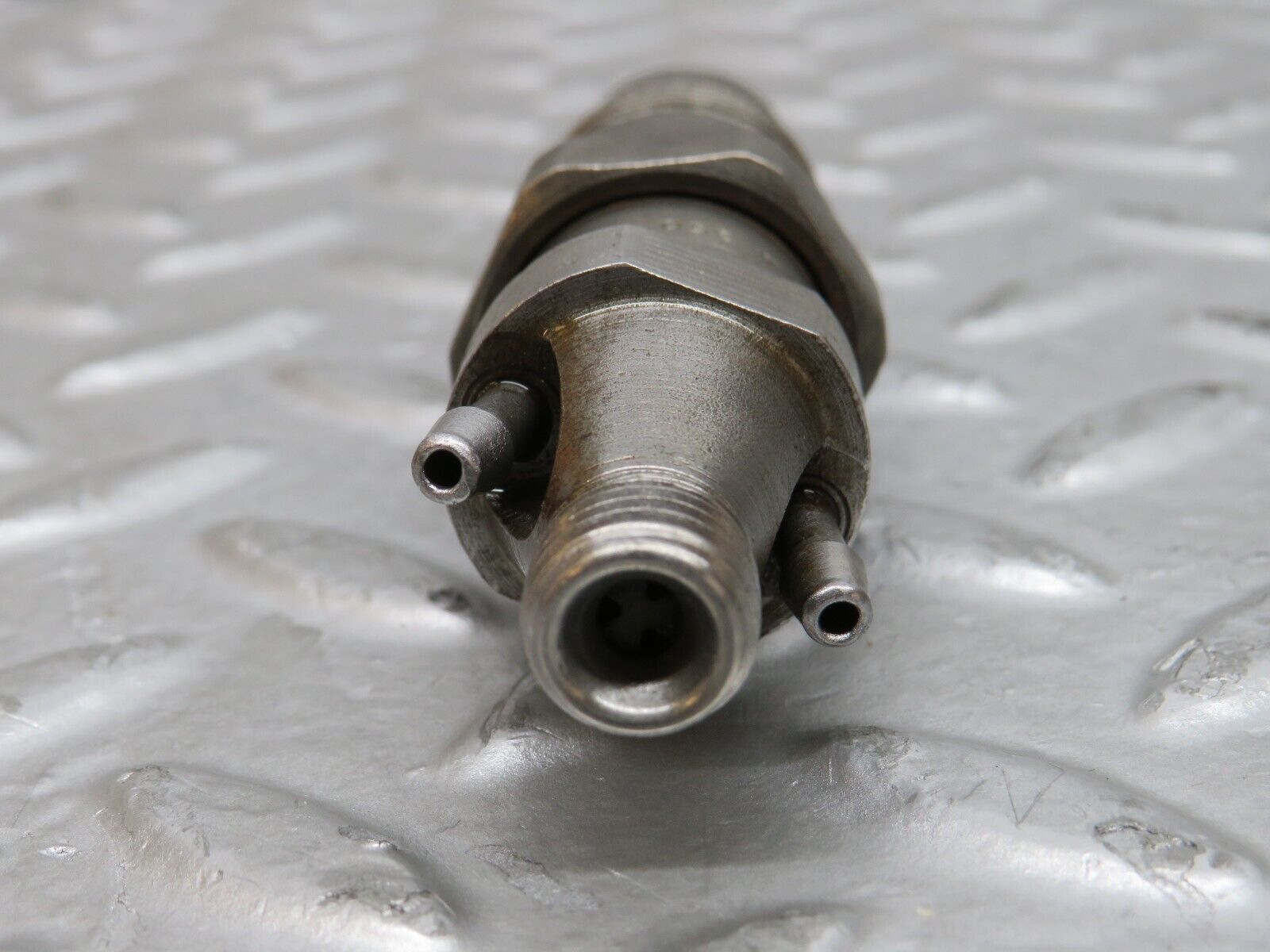 28504 Mercedes-Benz S123 240D Wagon Fuel Injector Bosch KCA30S35/4