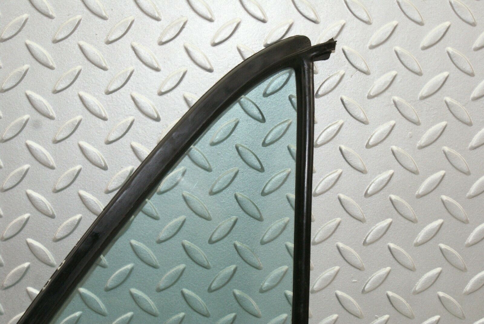 2661 Mercedes-Benz W116 350SE Rear Right Quarter Glass