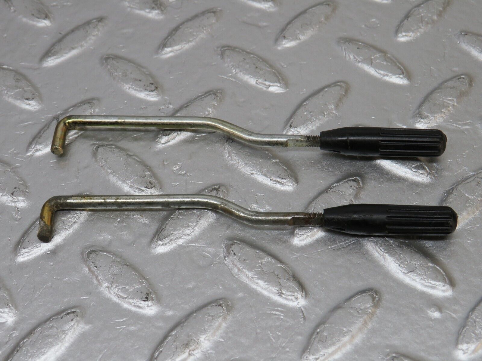 33636 Mercedes-Benz W201 190E 2.0L Front Door Lock Knob Pair