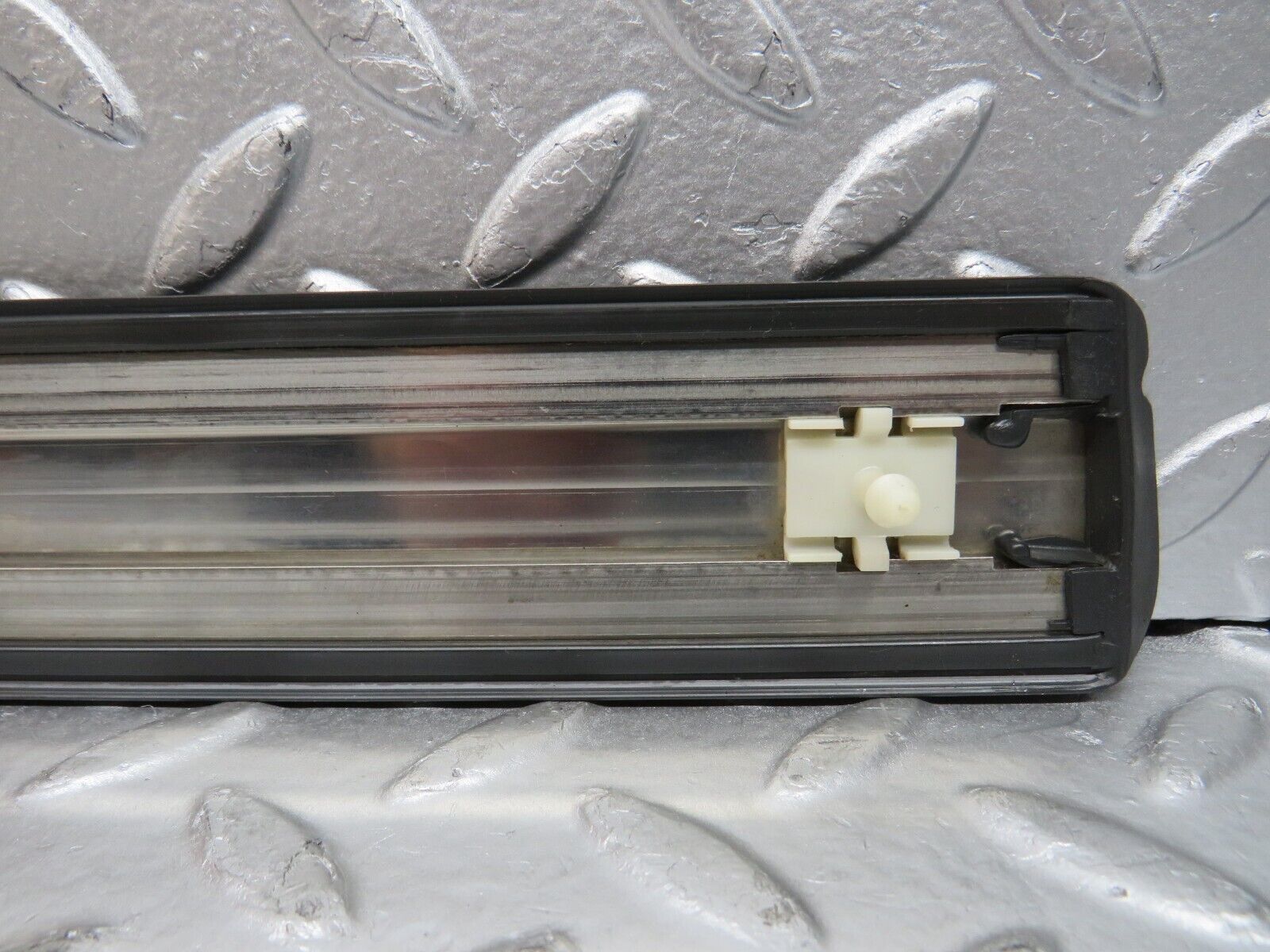 32297 Mercedes-Benz S124 300TE Wagon Front Right Fender Wing Centre Moulding Trim