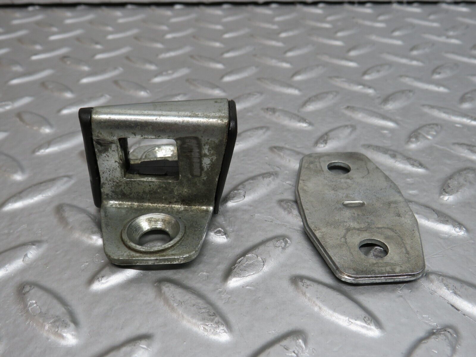 29572 Mercedes-Benz W124 230E Door Lock Latch