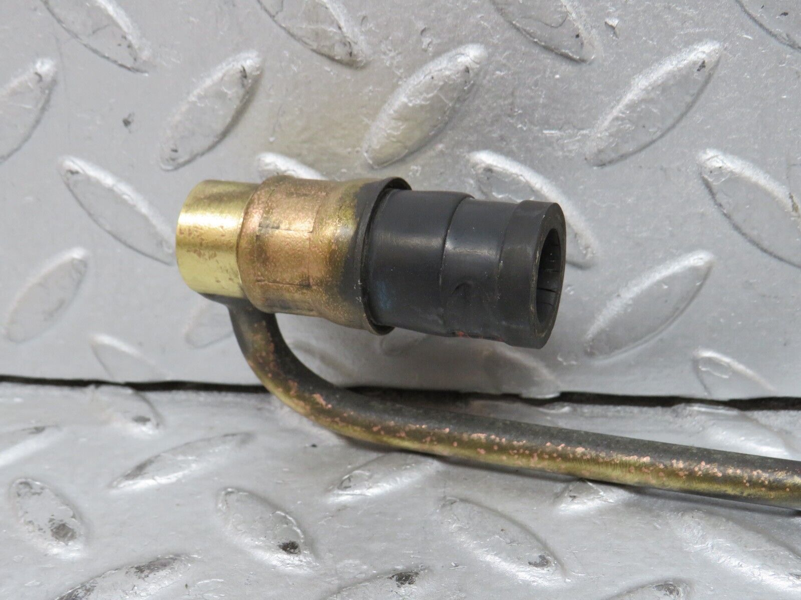 37991 Mercedes-Benz A124 320E Cabriolet Fuel Pipe Line