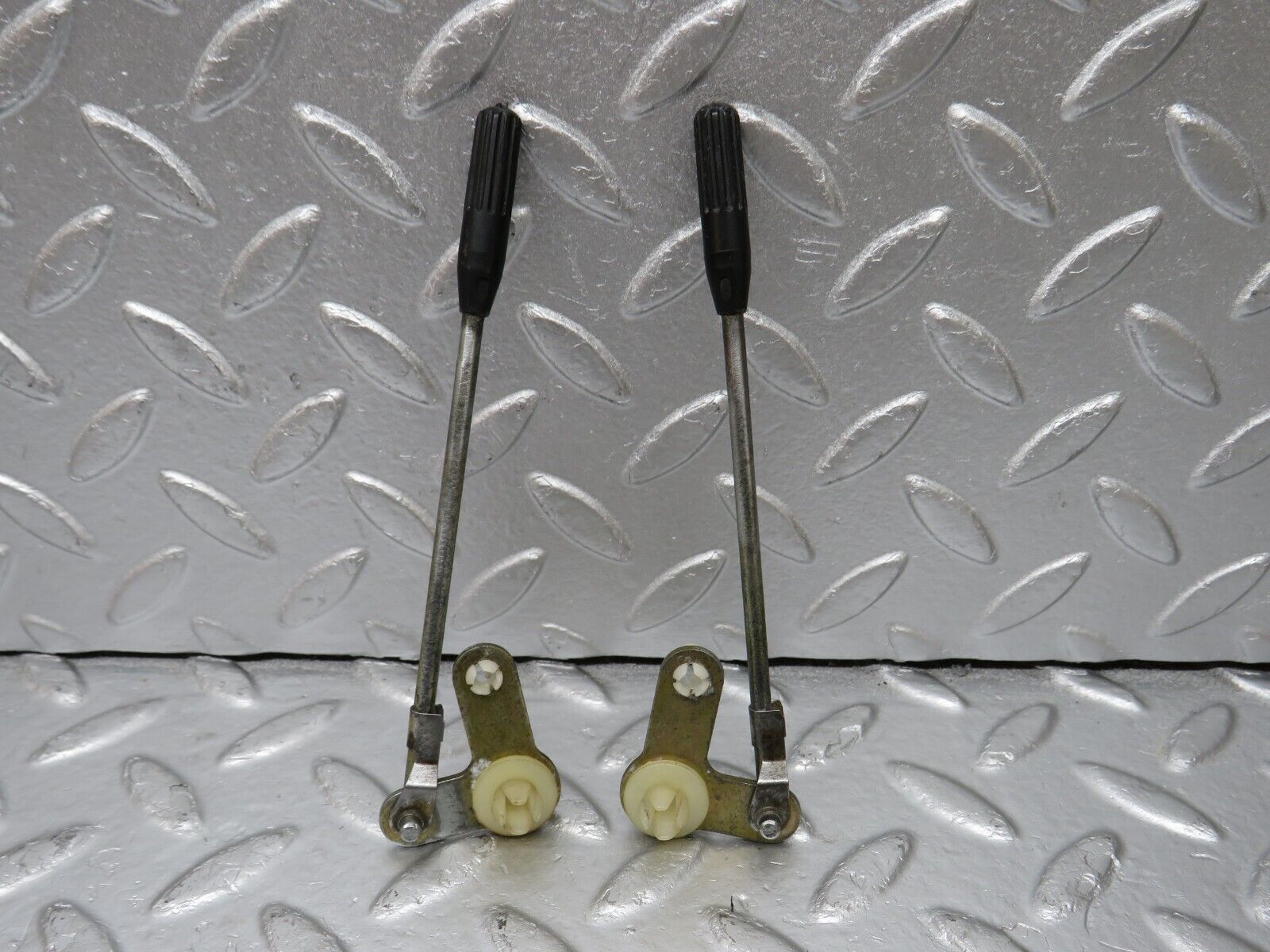 34356 Mercedes-Benz C126 380SEC Coupe Rear Door Lock Knob Pair