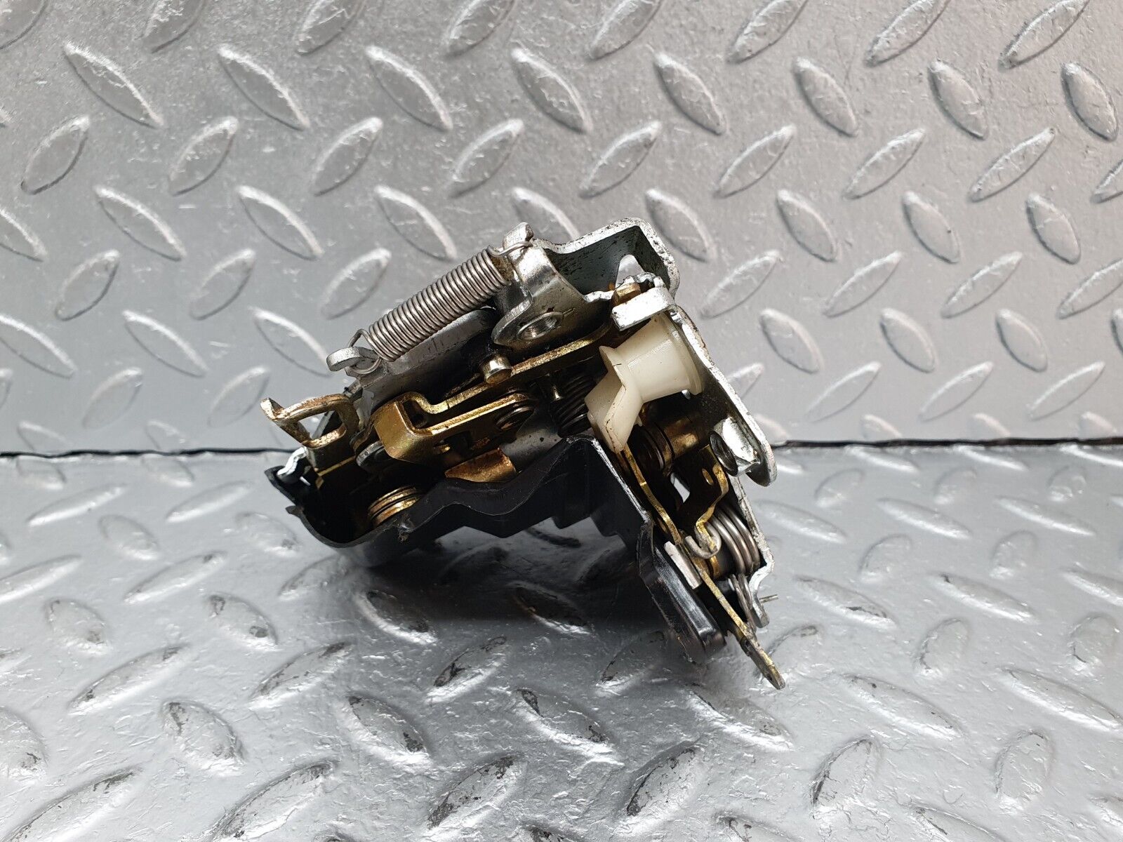 41072 Mercedes-Benz W126 300SE Front Left Door Lock Mechanism 1237230108