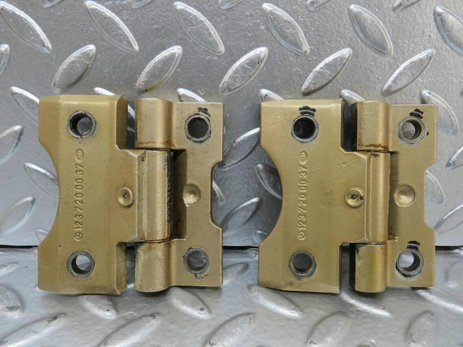 23948 Mercedes-Benz W123 280E Door Hinge Pair 1237200037