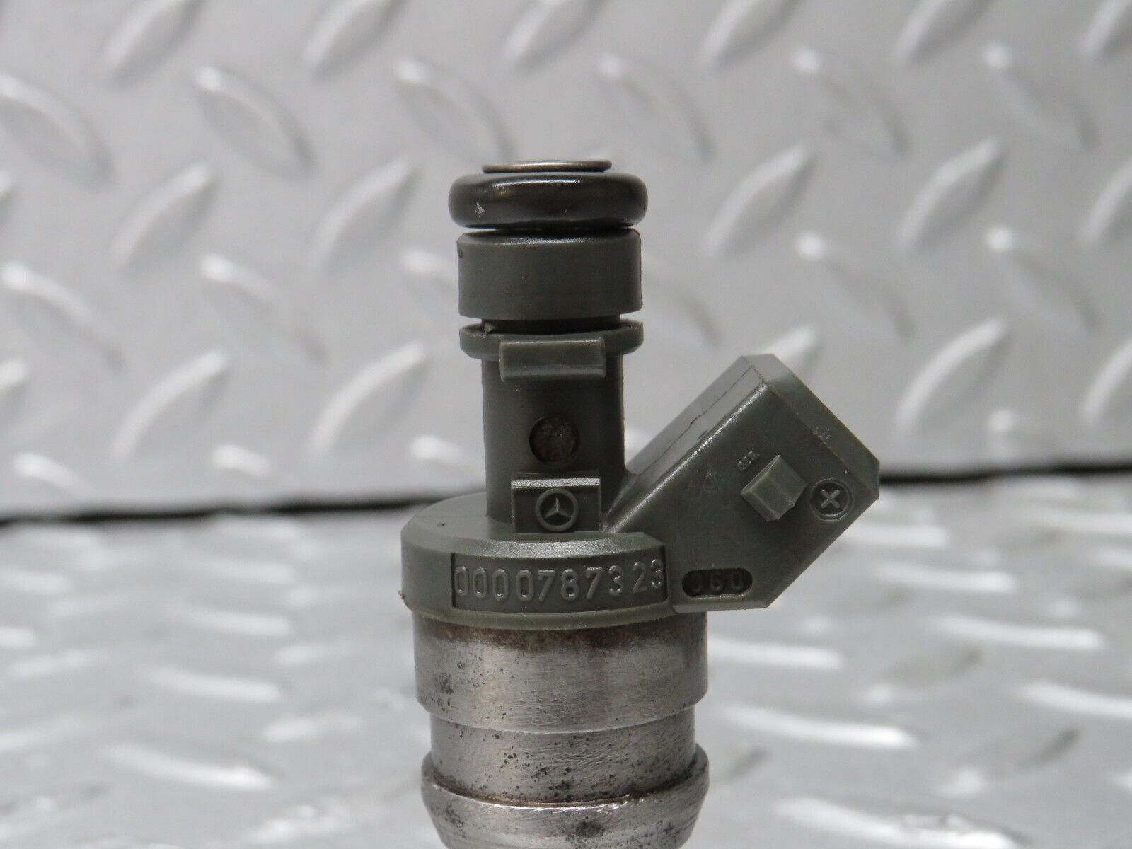 38145 Mercedes-Benz A124 320E Cabriolet Fuel Injector Bosch 0280155209 0000787323