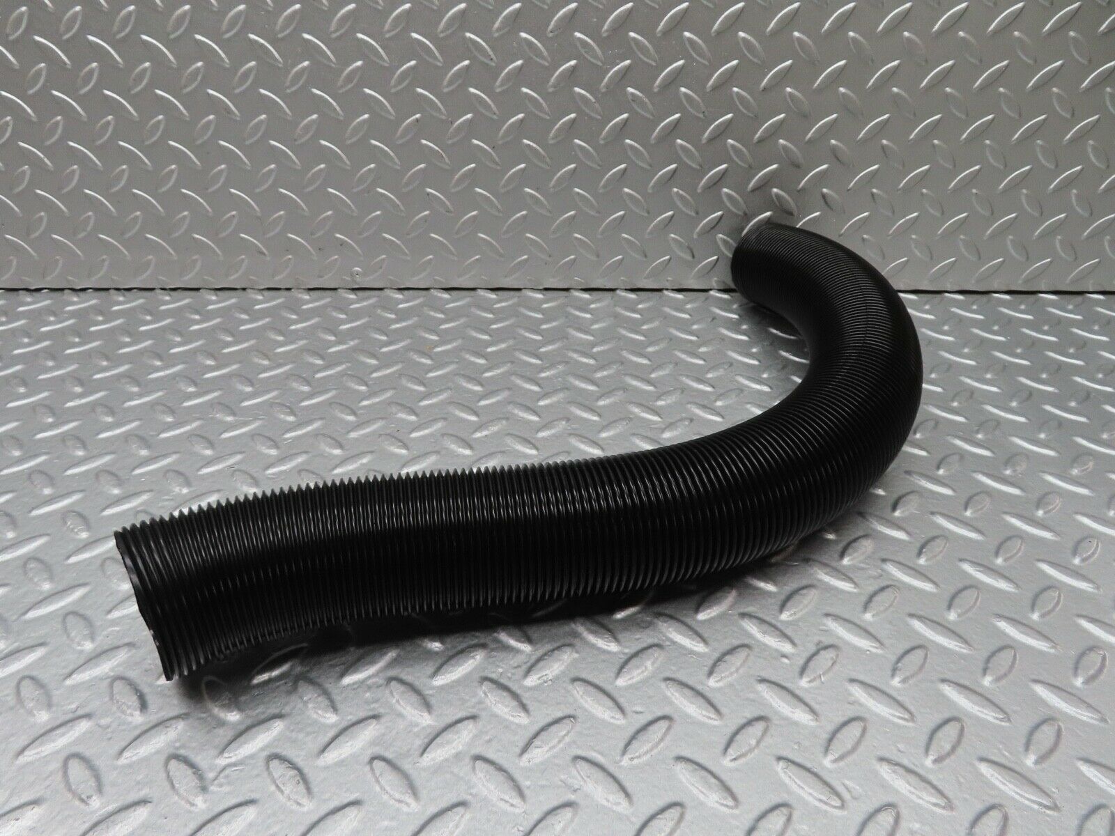 17919 Mercedes-Benz W123 200 Air Duct Pipe Hose