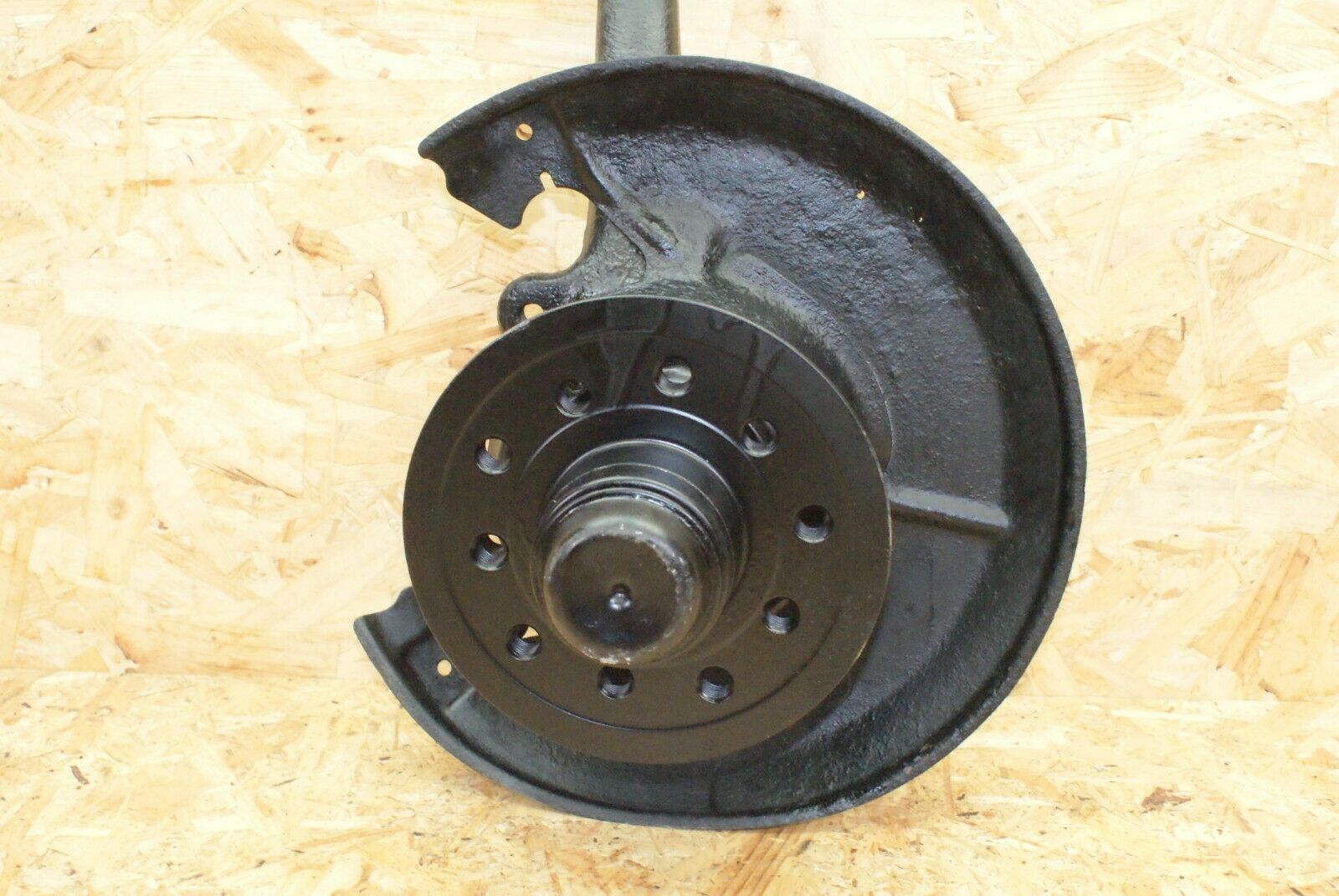 2335 Mercedes-Benz W123 280E Front Right Wheel Hub
