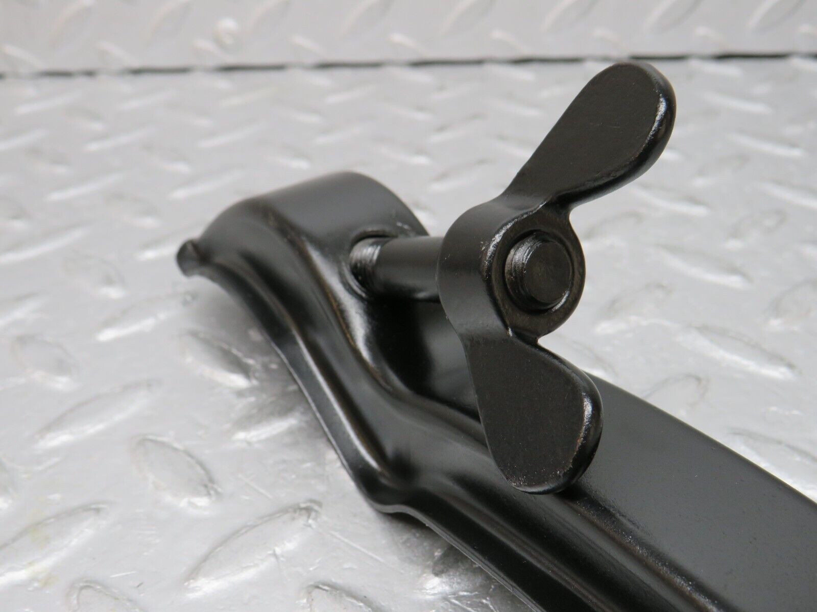 37488 Mercedes-Benz W109 300SEL Spare Wheel Holder