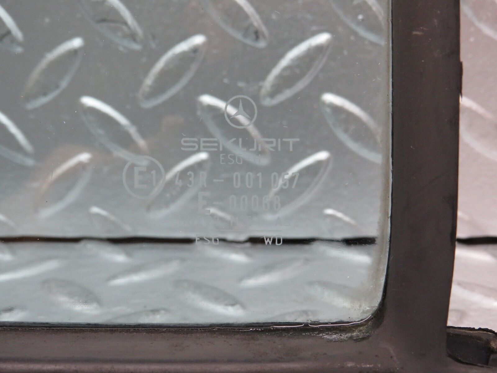 26830 Mercedes-Benz W123 240D Rear Right Quarter Glass