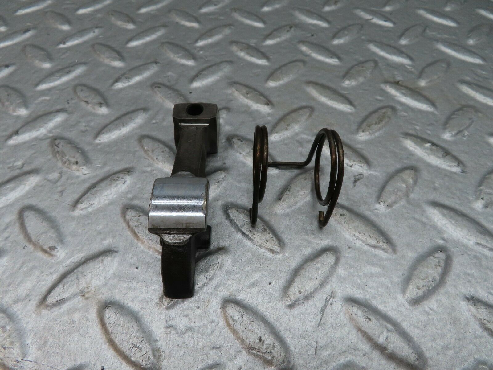 18065 Mercedes-Benz W123 200 Valve Rocker Arm With Retaining Spring