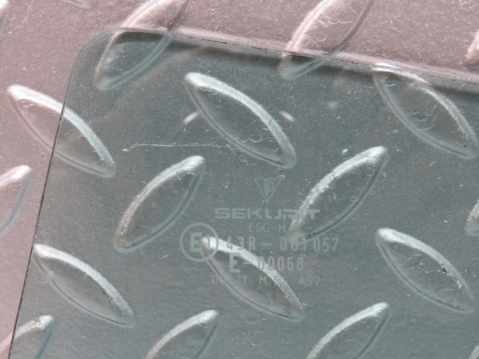 30082 Porsche 924 Rear Left Window Glass