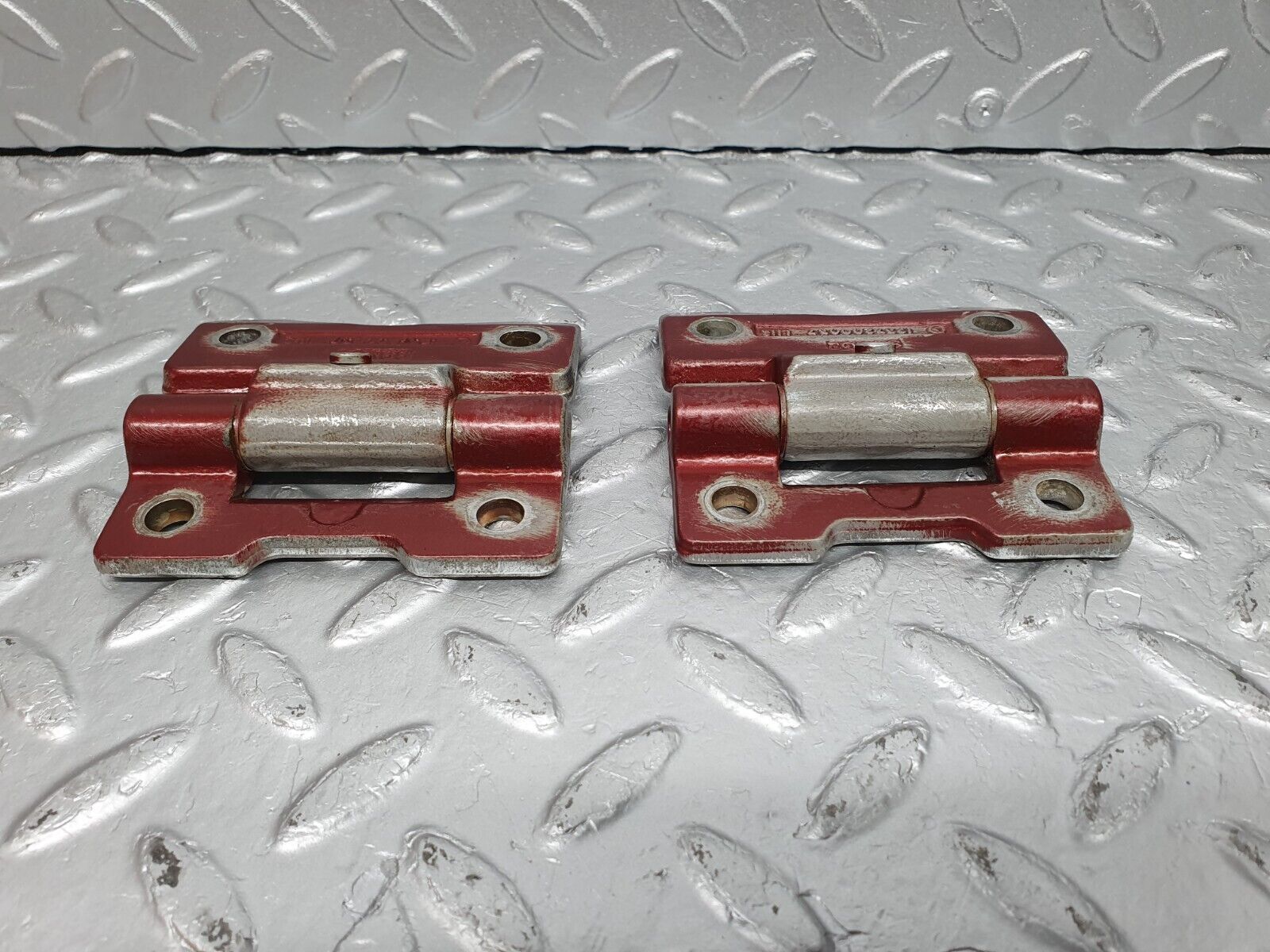 40948 Mercedes-Benz W126 300SE Door Hinge Pair Left 1237200037