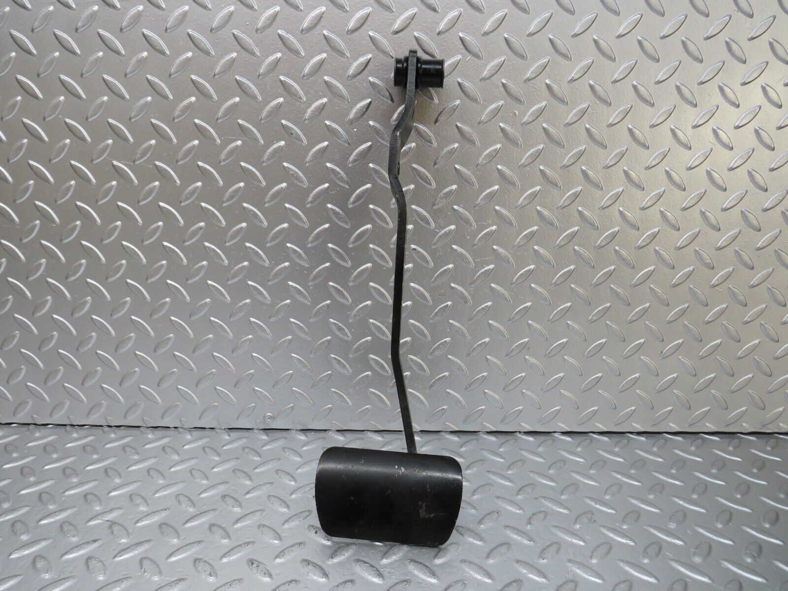 25509 Mercedes-Benz W123 200 Brake Pedal