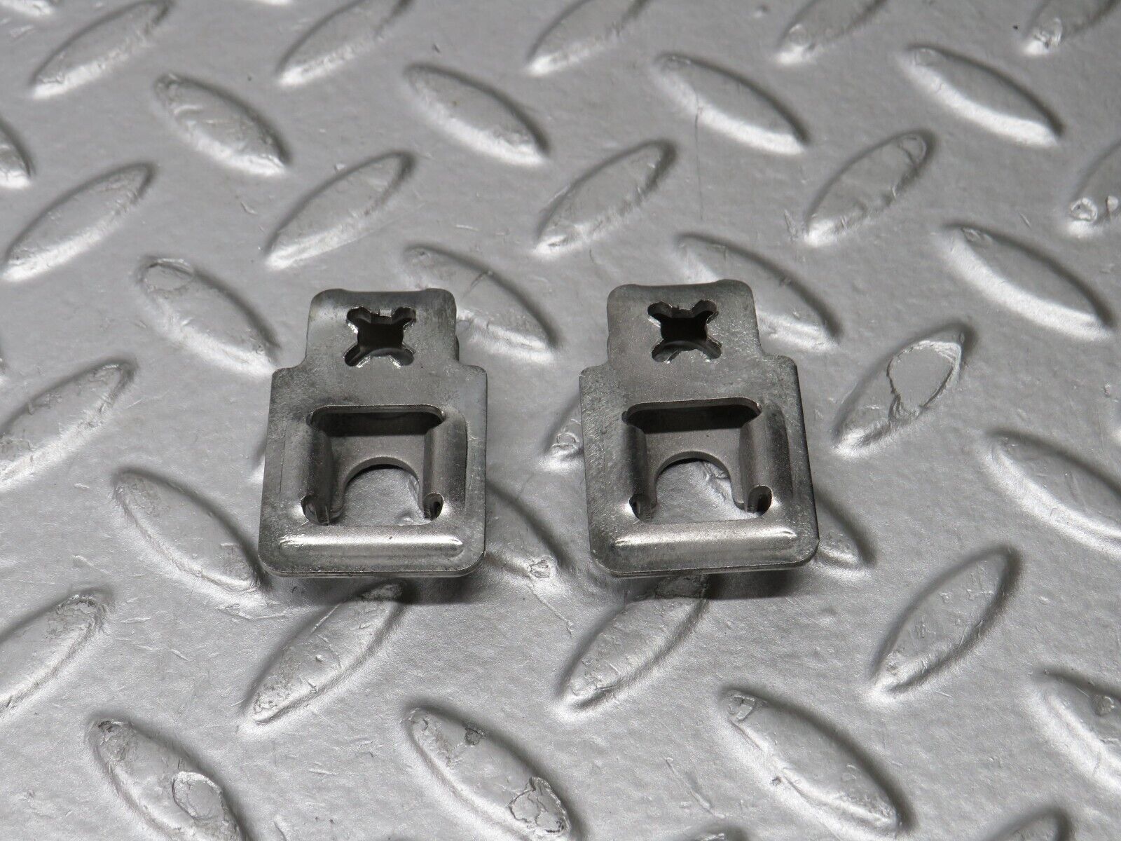 39030 Mercedes-Benz W201 190E 2.6L Fuel Injector Bracket 2x