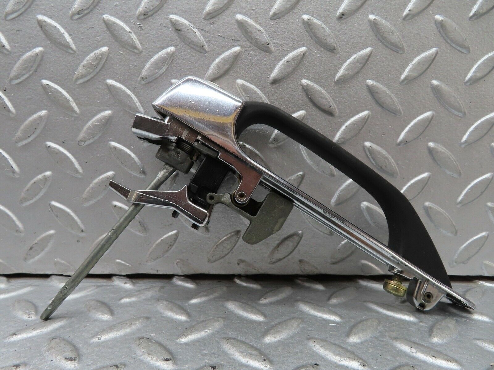 19150 Mercedes-Benz W123 300D Front Exterior Door Handle 1237600159