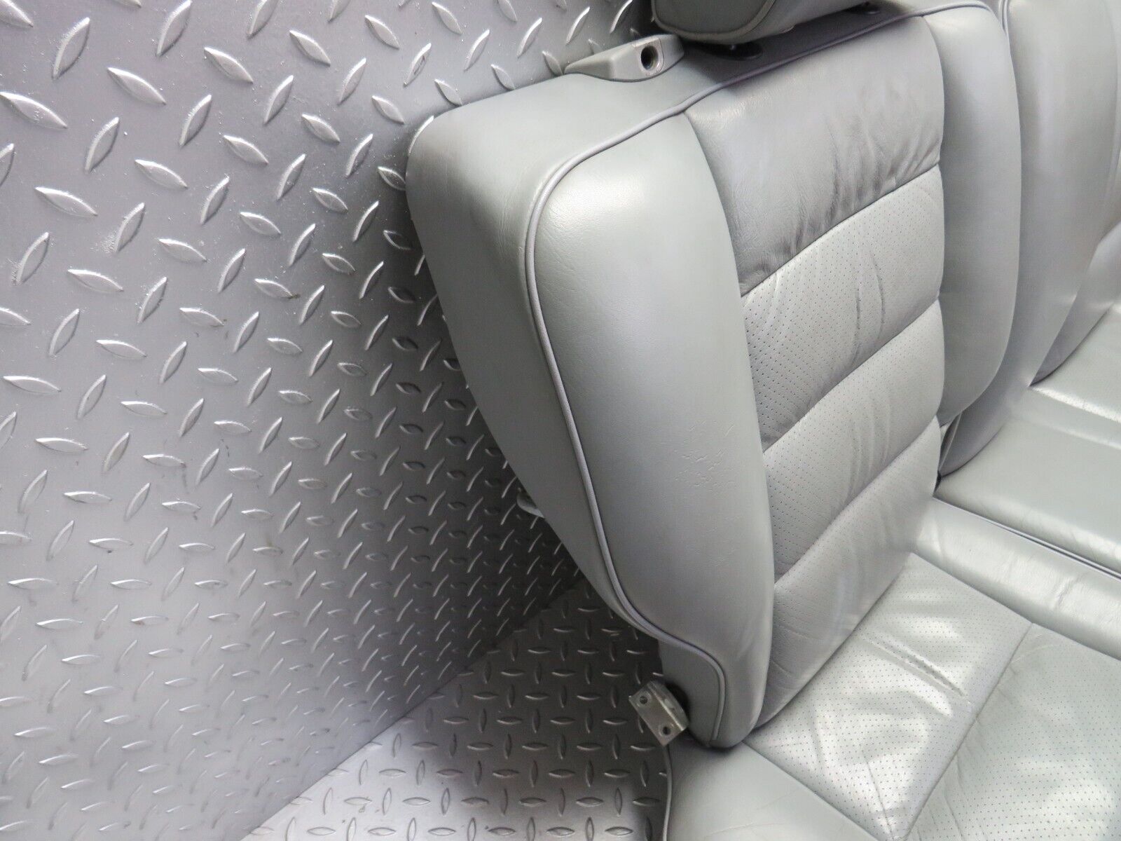 31422 Mercedes-Benz S124 220TE Wagon Rear Seat Leather Grey