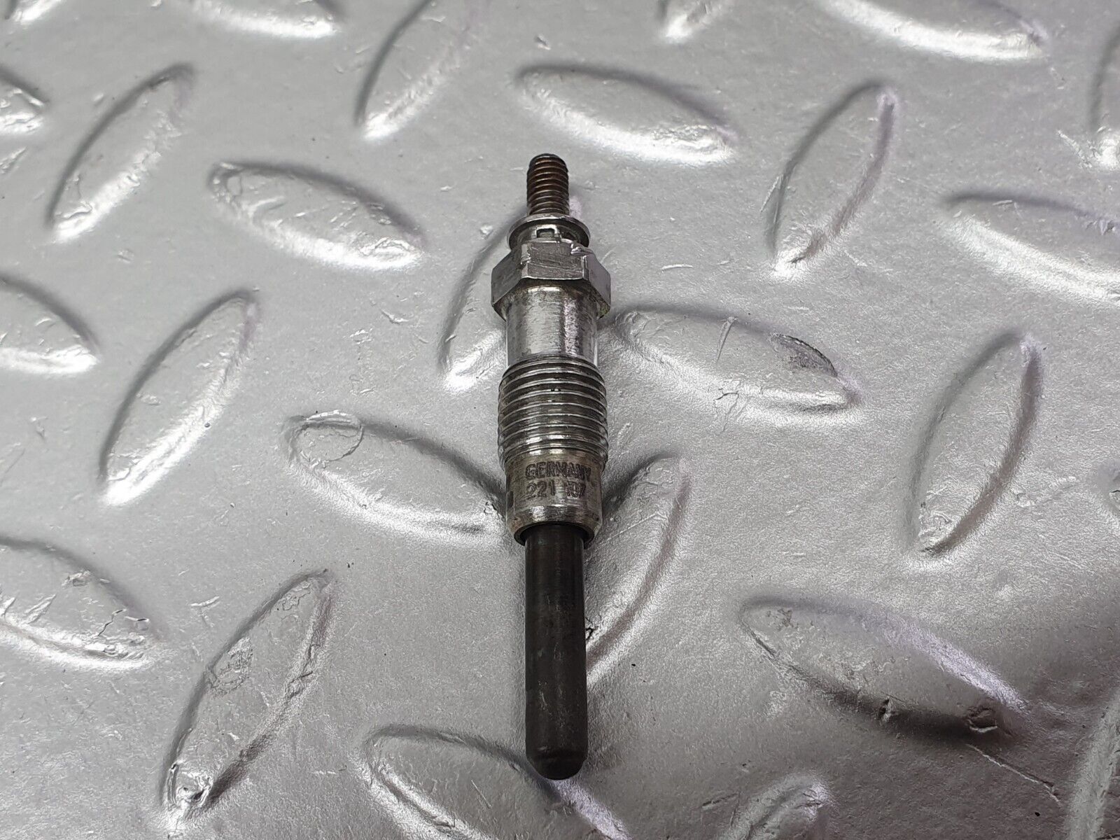 40847 Mercedes-Benz W123 300D Glow Plug Beru 0100221107