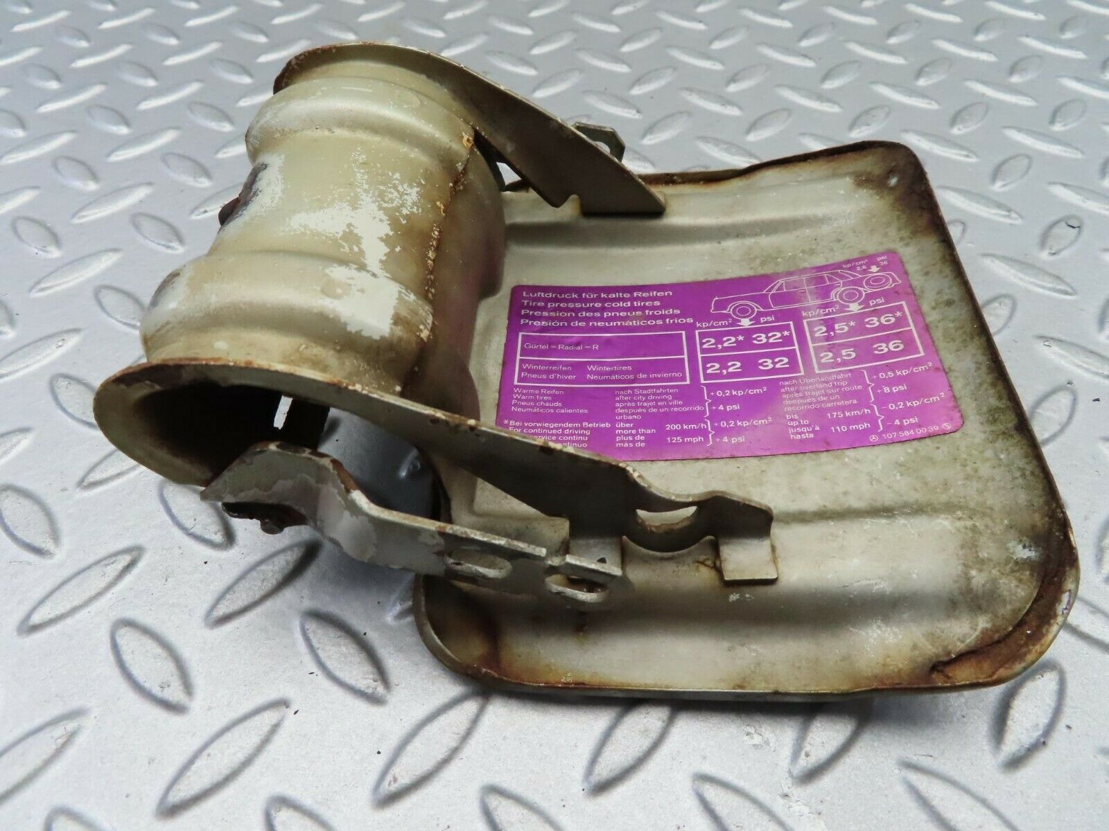 7203 Mercedes-Benz C107 350SLC Coupe Fuel Tank Flap Cap 1075840039