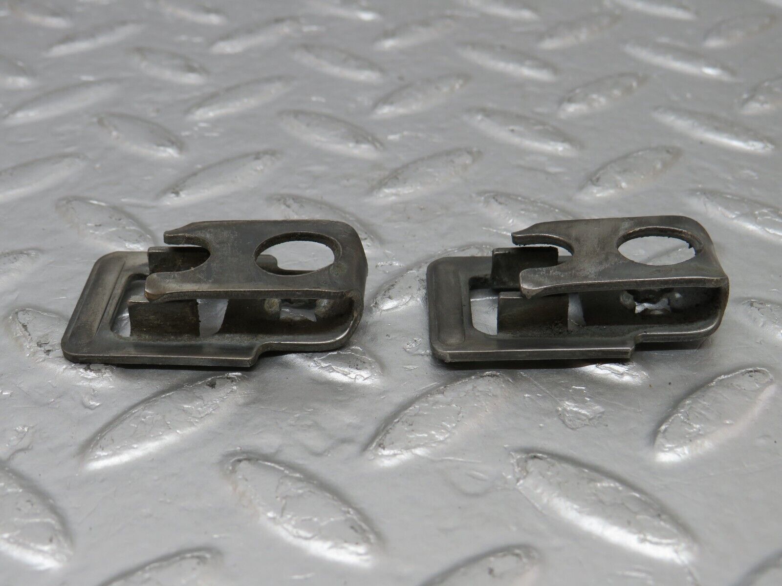 34132 Mercedes-Benz W124 260E Fuel Injector Bracket 2x