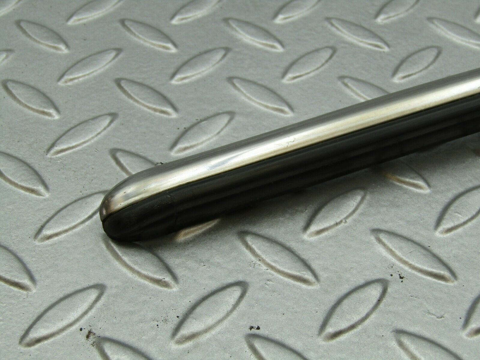 3338 Mercedes-Benz W115 220D Centre Fender Wing Chrome Trim Front Left