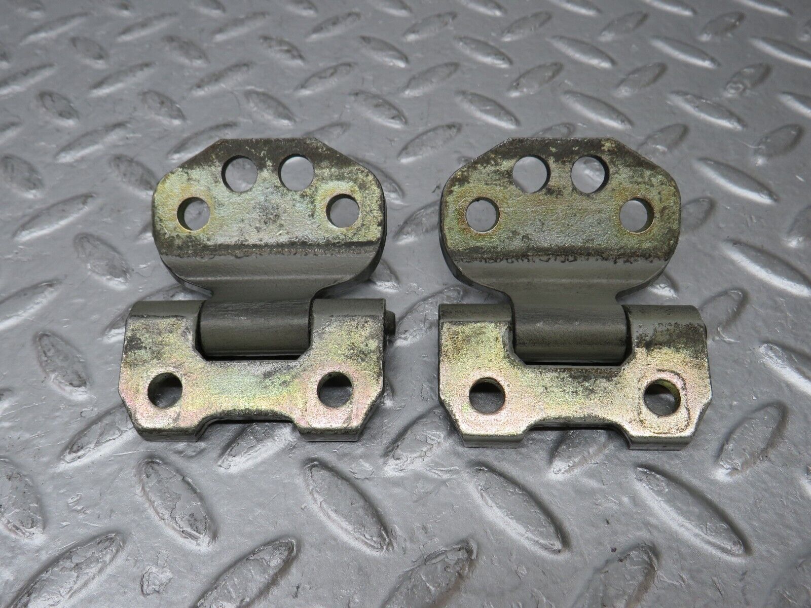35305 Mercedes-Benz W124 Front Door Hinge Pair
