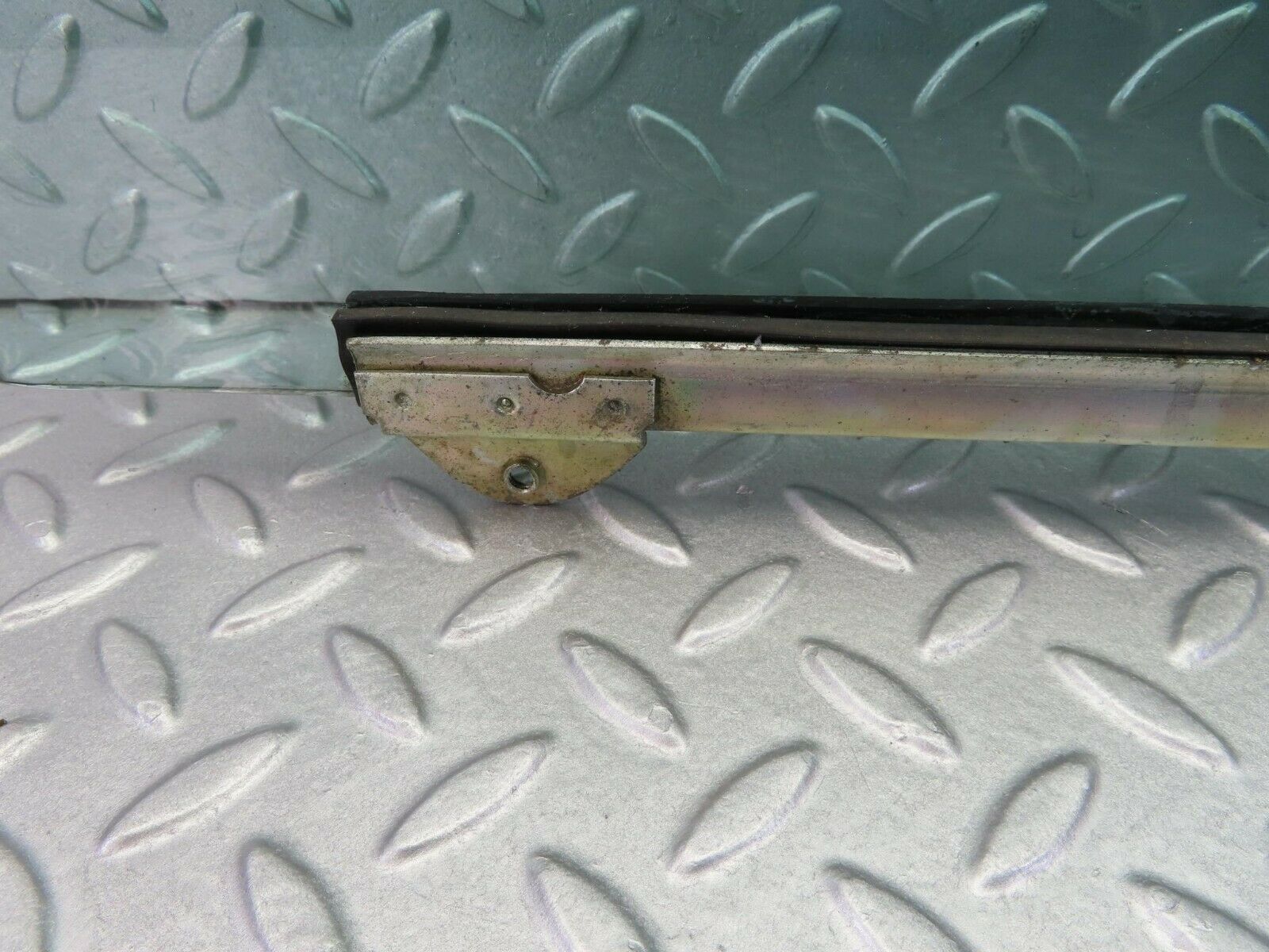 7864 Mercedes-Benz W115 220D Front Left Door Window Glass