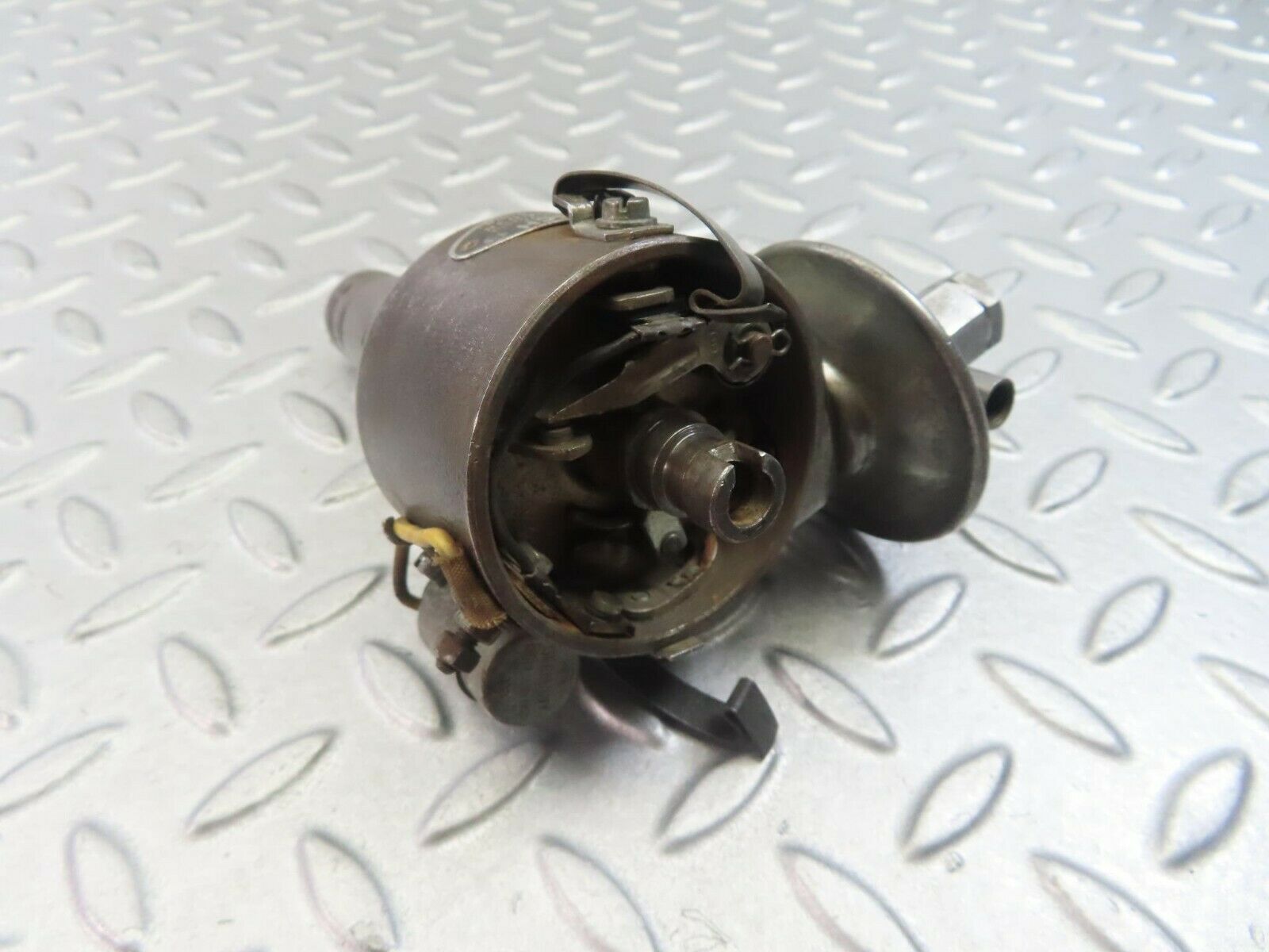8383 Mercedes-Benz W105 Ignition Distributor 0231116038