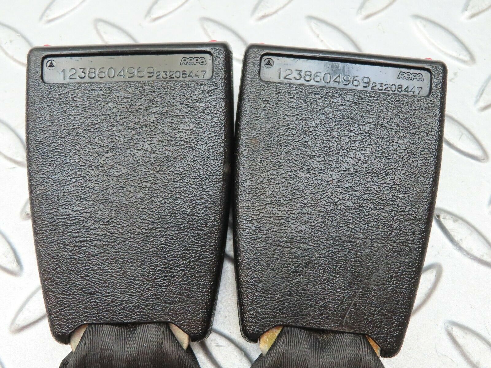 4408 Mercedes-Benz W123 230E Seat Belt Buckle Rear Middle 1238604969