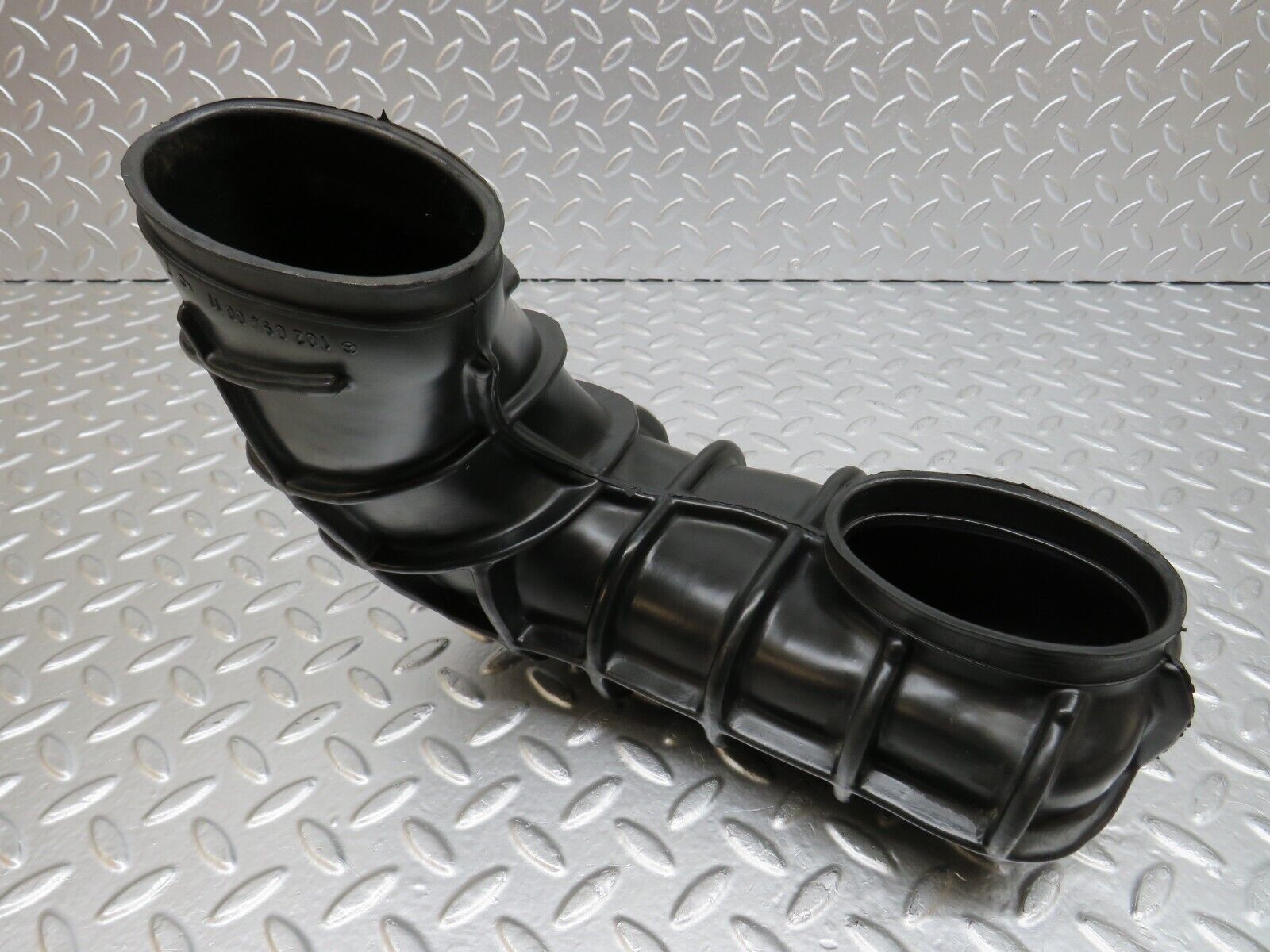 25447 Mercedes-Benz W123 200 Air Intake Pipe 1020940011