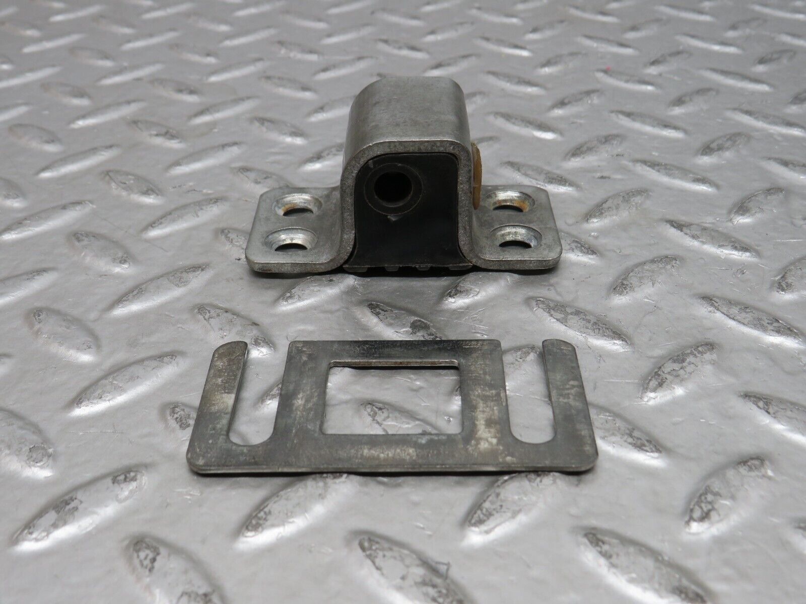 27946 Mercedes-Benz W123 280E Door Lock Latch Left Side