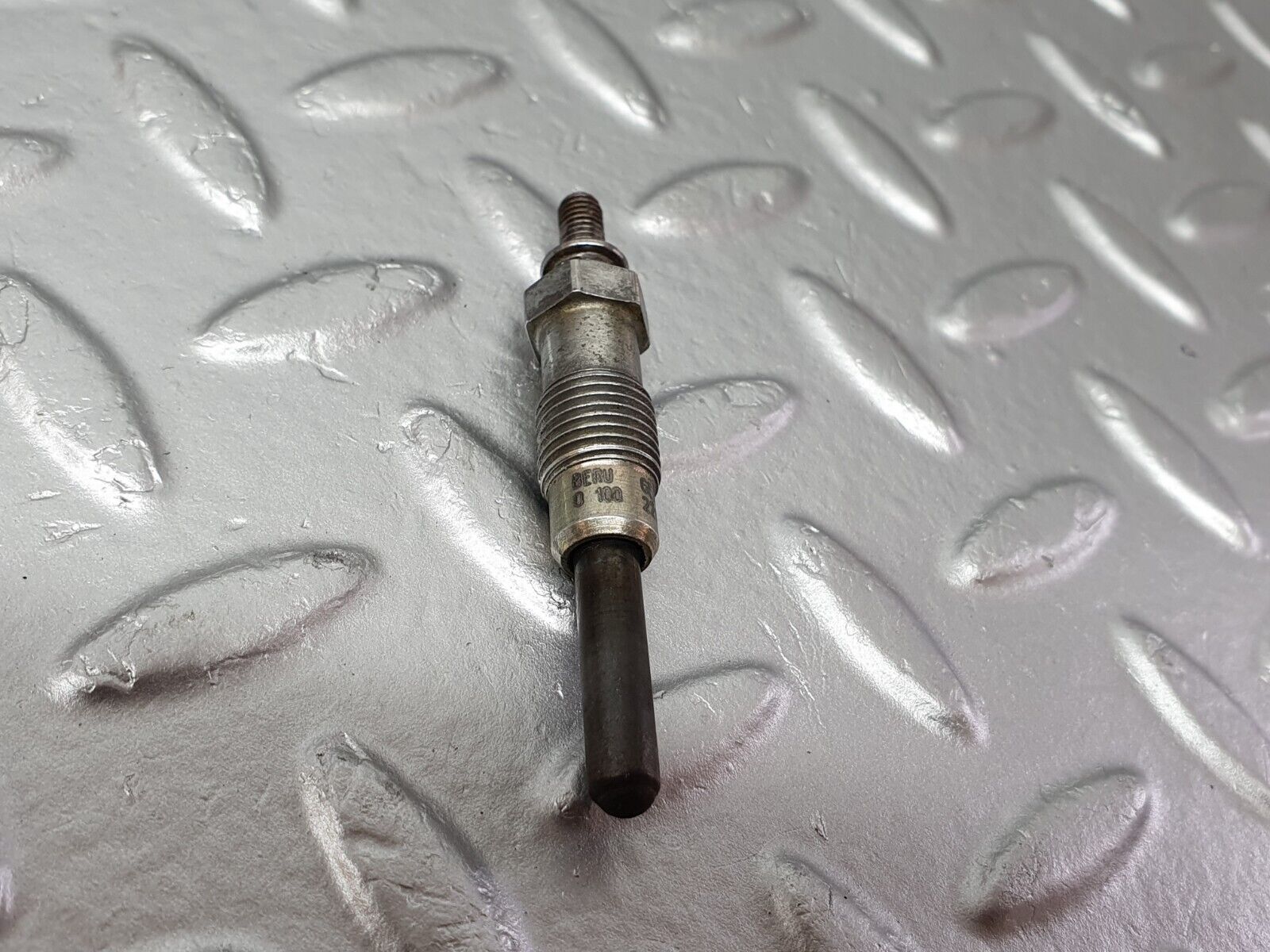 40849 Mercedes-Benz W123 300D Glow Plug Beru 0100221107