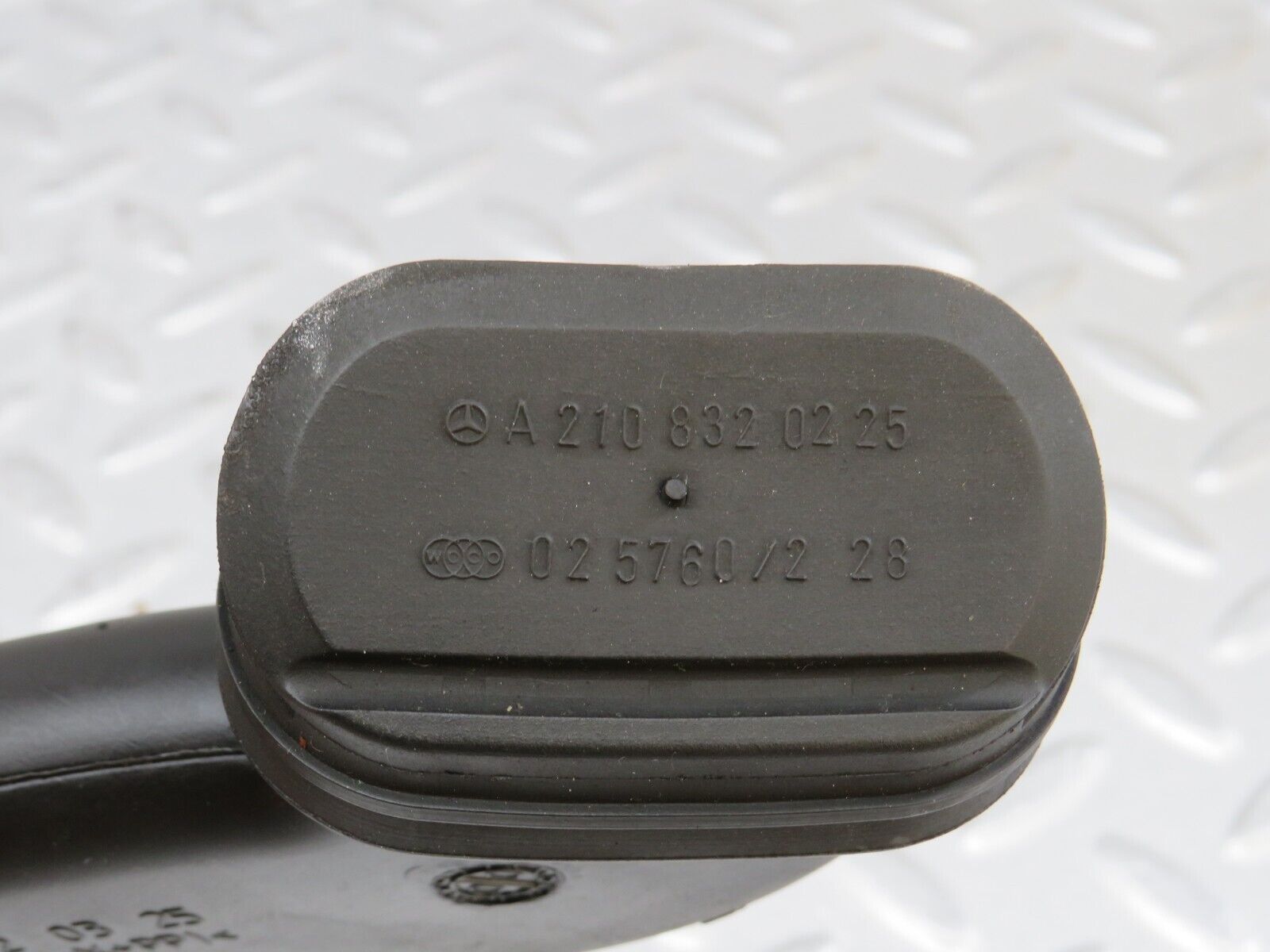 35000 Mercedes-Benz W210 320E Water Drain 2108320325 2108320225