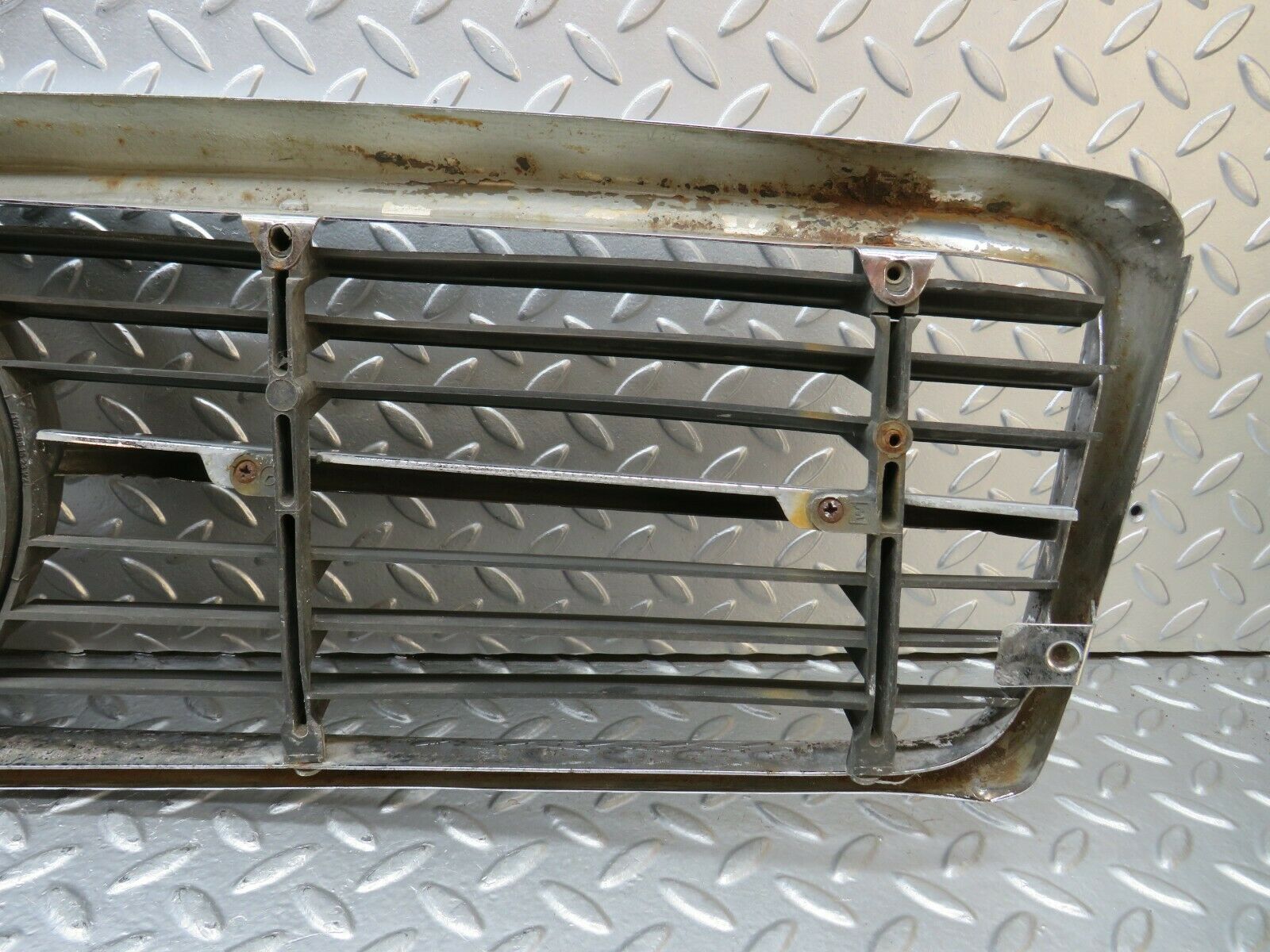 22852 Mercedes-Benz C107 450SLC Coupe Bonnet Grill 1078881523