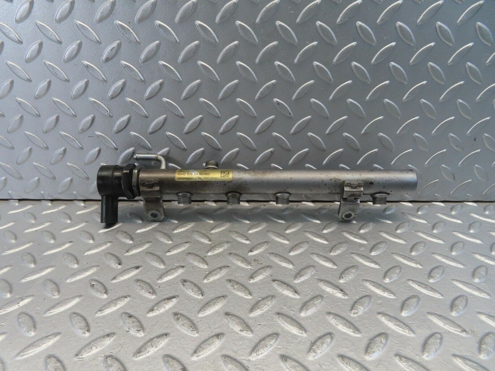 11208 Mercedes-Benz W221 S320 Fuel Rail Left Side With Pressure Sensor