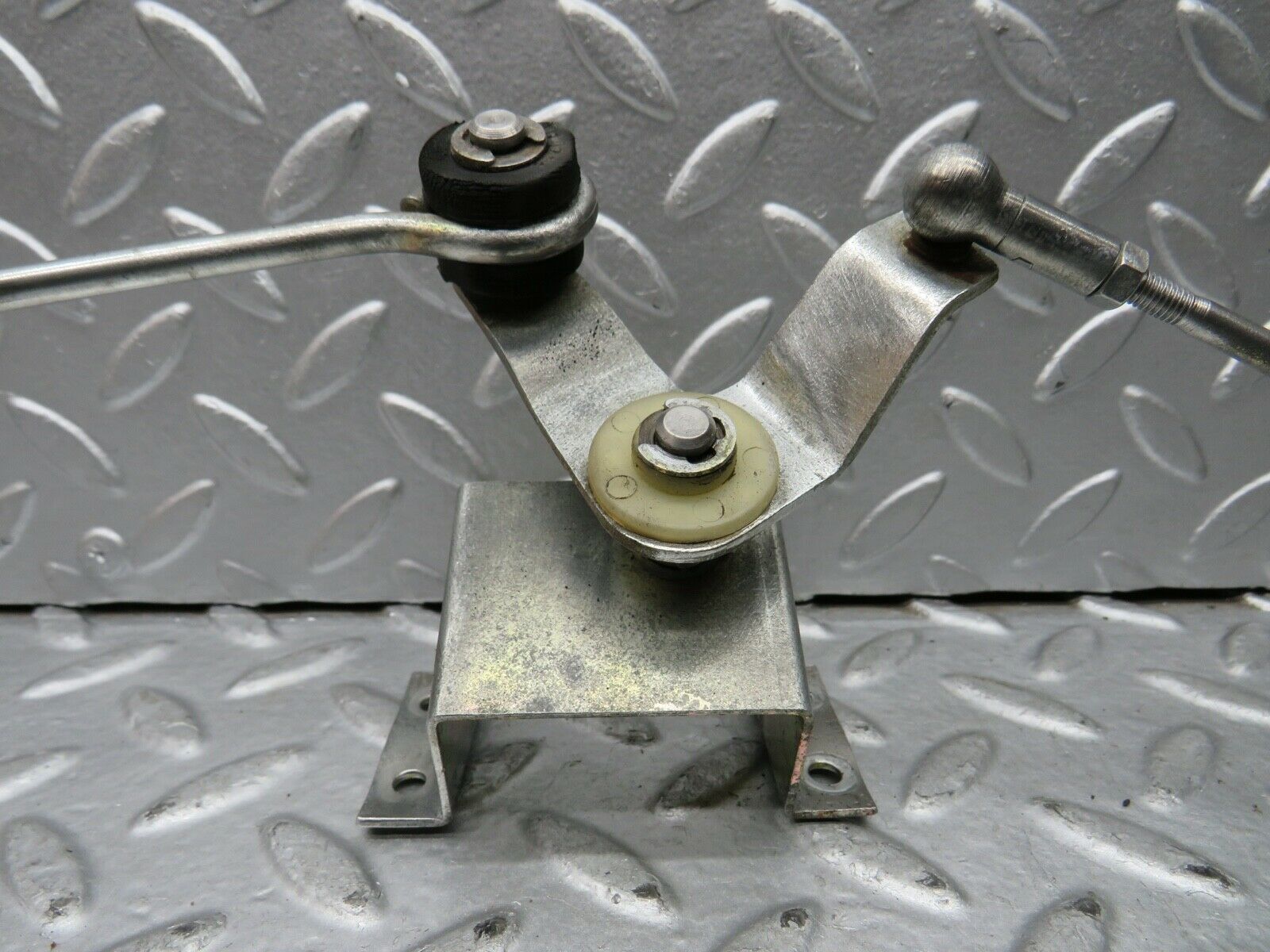 21798 Mercedes-Benz W126 300SE Throttle Linkage