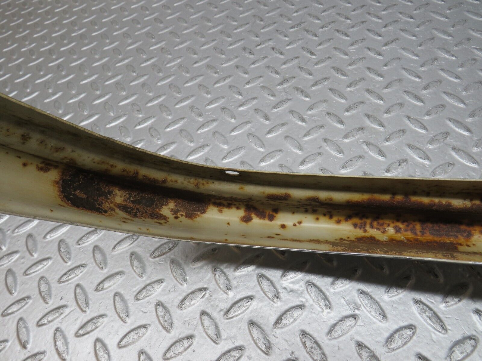 37670 Mercedes-Benz W109 300SEL Front Right Upper Bumper Corner