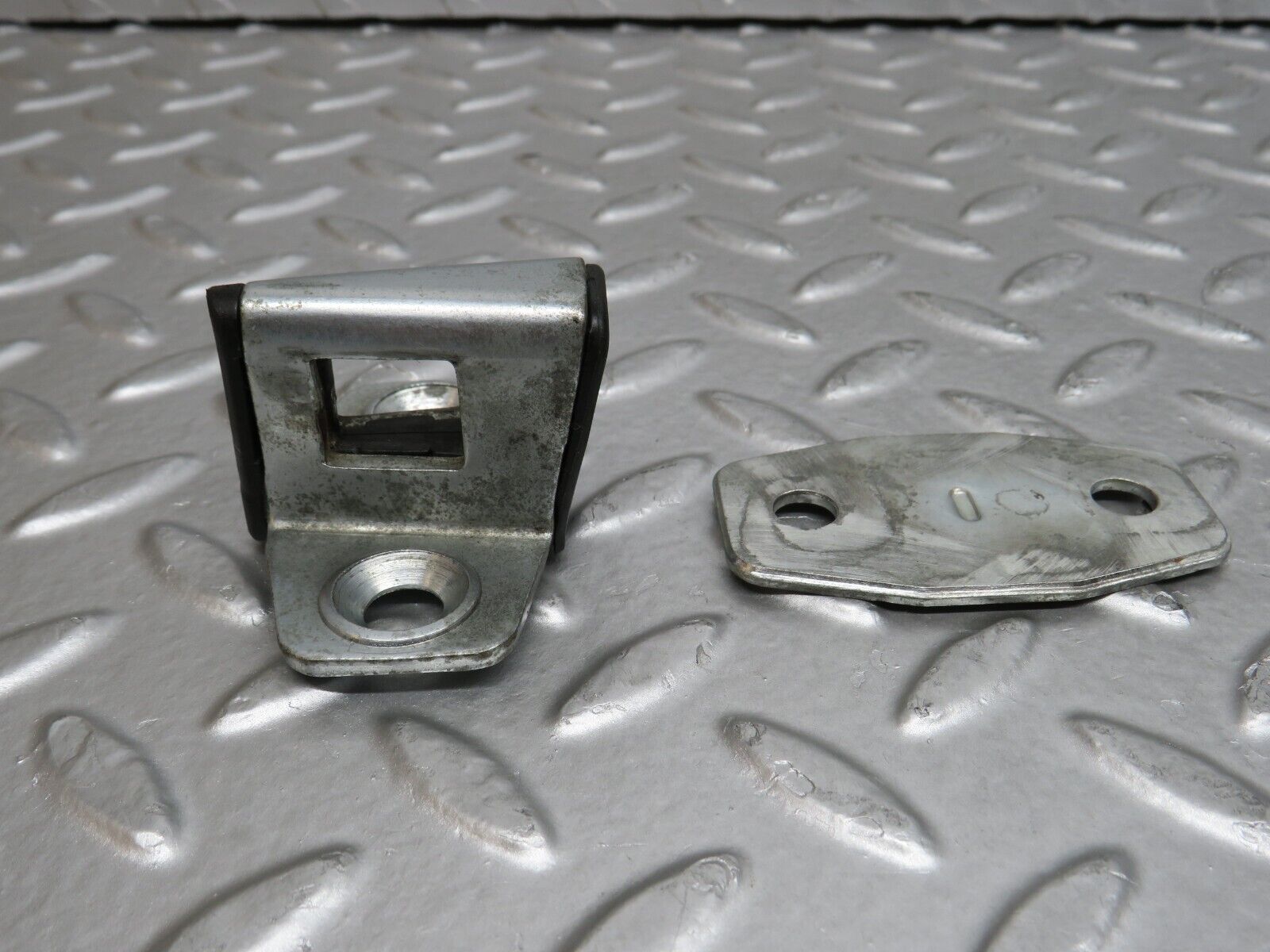 29573 Mercedes-Benz W124 230E Door Lock Latch