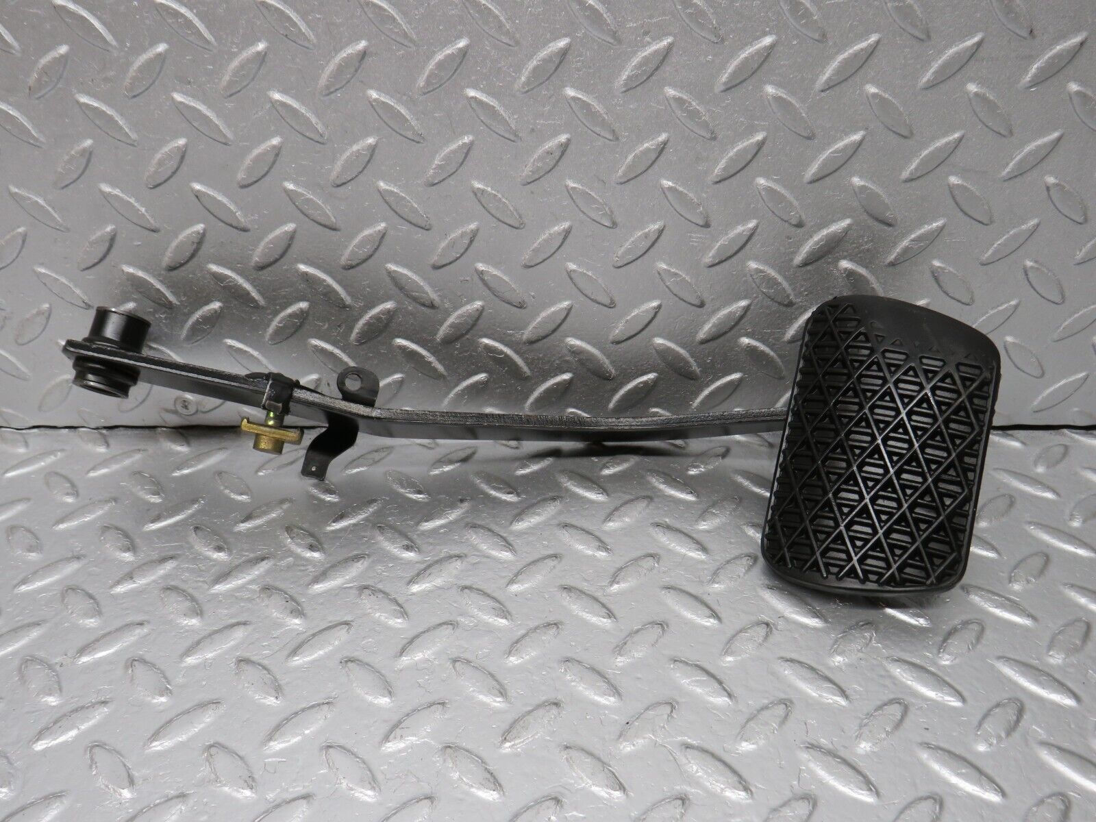 38811 Mercedes-Benz W201 190E 2.6L Brake Pedal With Rubber 1232910082