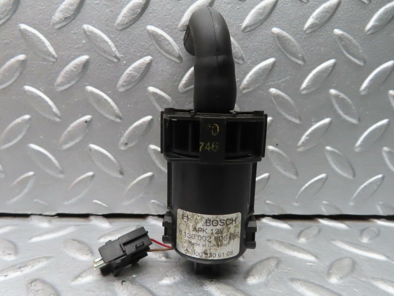 21674 Mercedes-Benz W126 300SE Temperature Sensor Bosch 0008306108