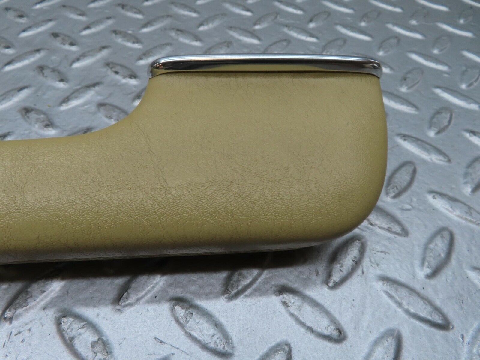 15300 Mercedes-Benz W123 230E Interior Door Handle Right 1239702001