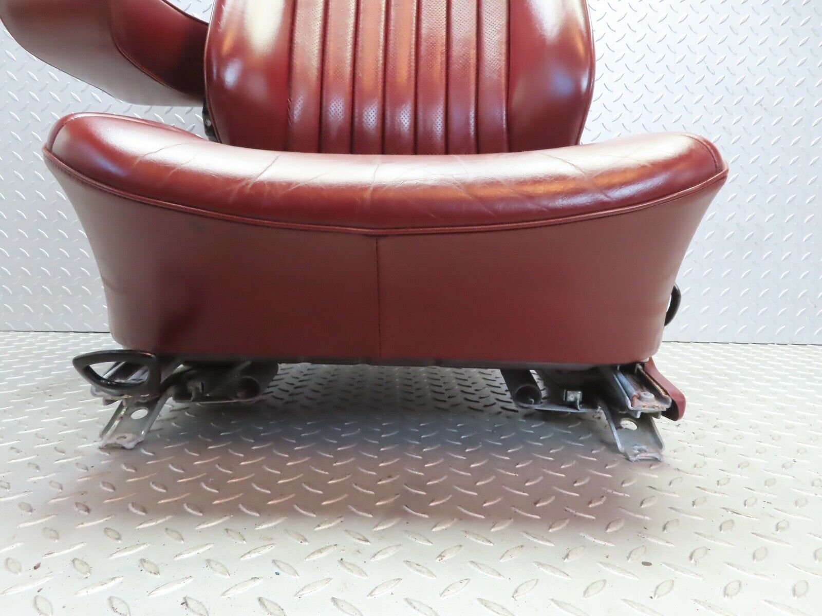 21532 Mercedes-Benz W126 300SE Front Left Seat Red Leather 1269102650